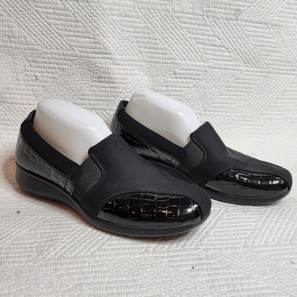 CLARKS SLIP ON SHOES - Picture 15 of 16